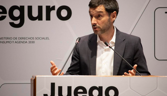 El ministro de Derechos Sociales, Consumo y Agenda 2030, Pablo Bustinduy, durante su intervención en el acto "Juego Seguro".