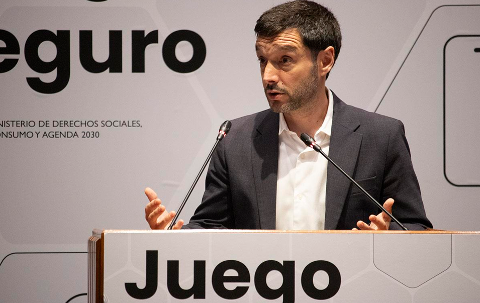 El ministro de Derechos Sociales, Consumo y Agenda 2030, Pablo Bustinduy, durante su intervención en el acto "Juego Seguro".