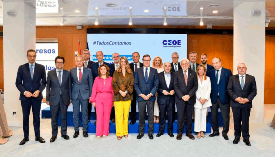 Foto de familia de la jornada de absentismo en CEOE