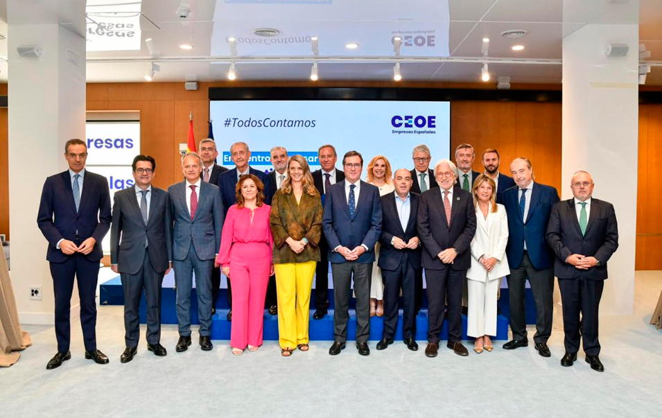Foto de familia de la jornada de absentismo en CEOE